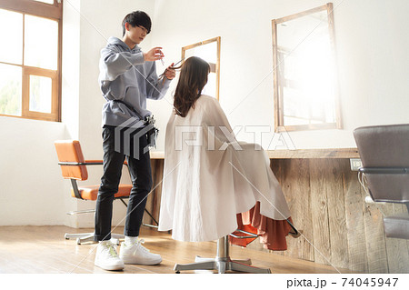 若い男性スタイリストと女性客 若い男性スタイリストと女性客 74045947