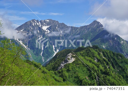 霞沢岳からの奥穂高岳と前穂高岳 74047351