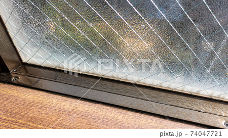 冬の窓の結露 74047721