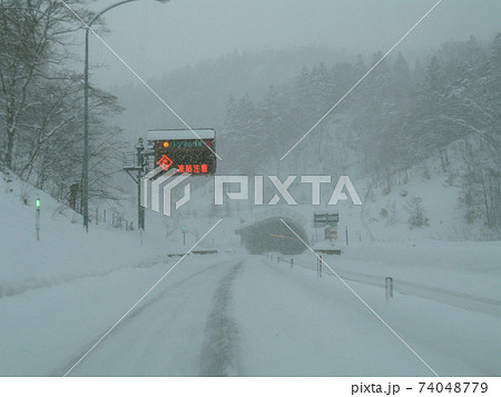 吹雪の高速道路　北海道冬道 74048779
