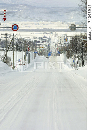 圧雪路　雪道　下り坂　北海道冬道 74048912