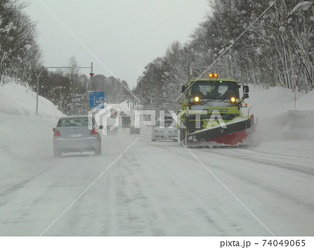 圧雪路　国道5号線　北海道冬道 74049065