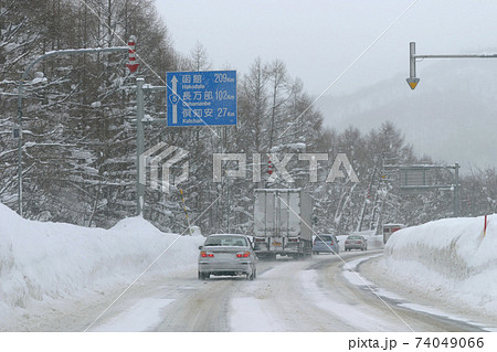 圧雪路 国道5号線 北海道冬道 圧雪路 国道5号線 北海道冬道 74049066