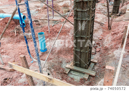 Column formwork Internal steel structure Made up of poles from the ground. Column formwork Internal steel structure Made up of poles from the ground. 74050572