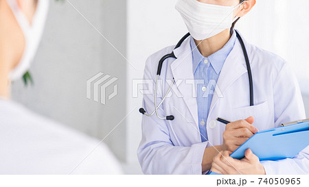 患者を診察する女性の医者 74050965