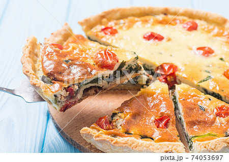 Spinach Quiche lorraine with tomatoes 74053697