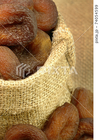 Sundried Apricots in Gunny Bag Sundried Apricots in Gunny Bag 74054599