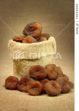 Sundried Apricots in Gunny Bag Sundried Apricots in Gunny Bag 74054600