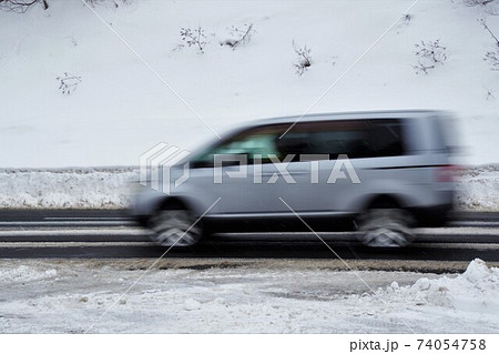 自動車イメージ　雪景色の中のSUVミニバン 74054758
