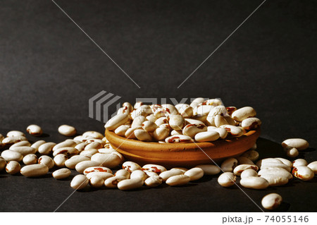 Heap of white beans 74055146