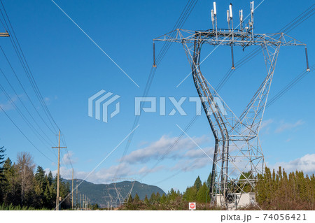 青空と送電線鉄塔 青空と送電線鉄塔 74056421