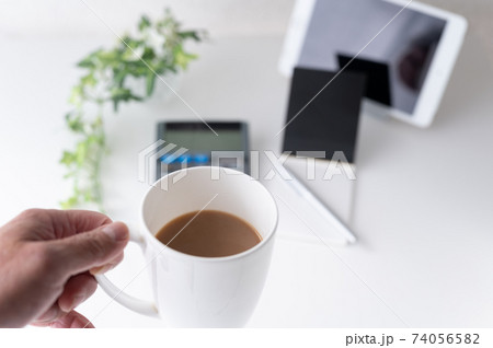 テレワーク中コーヒーブレイクするシニアビジネスマン テレワーク中コーヒーブレイクするシニアビジネスマン 74056582