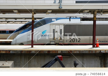 駅に停車するアムトラック 駅に停車するアムトラック 74056614