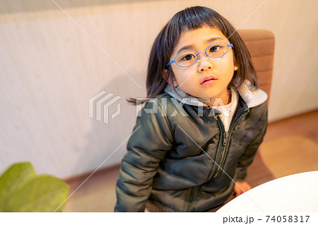 子供　弱視　女の子 74058317