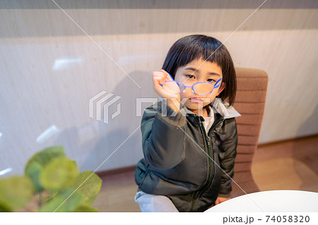 子供　弱視　女の子 74058320