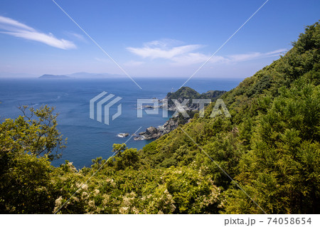 水尻展望台から見た佐田岬灯台（愛媛県伊方町） 74058654