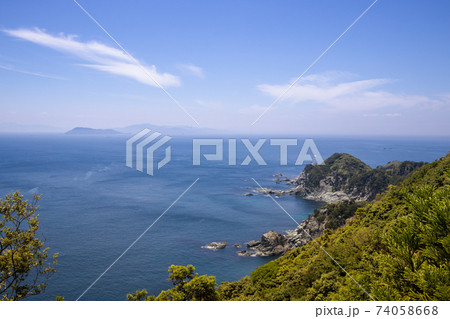 水尻展望台から見た佐田岬灯台（愛媛県伊方町）の海岸風景 74058668