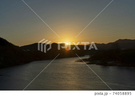 川 河 夕焼け 74058895