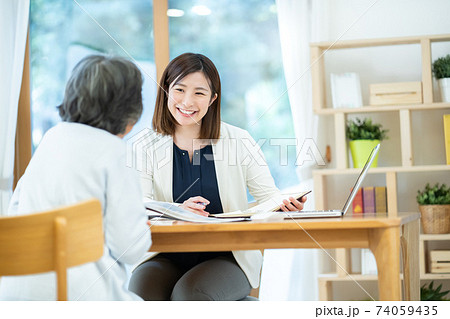 シニア女性 相談 保険 終活 リフォーム シニア女性 相談 保険 終活 リフォーム 74059435