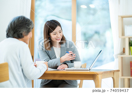 シニア女性 相談 保険 終活 リフォーム シニア女性 相談 保険 終活 リフォーム 74059437
