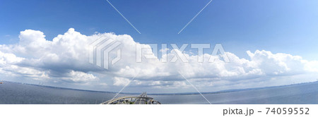 東京湾に浮かぶ海ほたるパーキングエリアからの夏の空 74059552