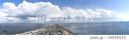 東京湾に浮かぶ海ほたるパーキングエリアからの夏の空 74059553