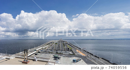 東京湾に浮かぶ海ほたるパーキングエリアからの夏の空 74059556