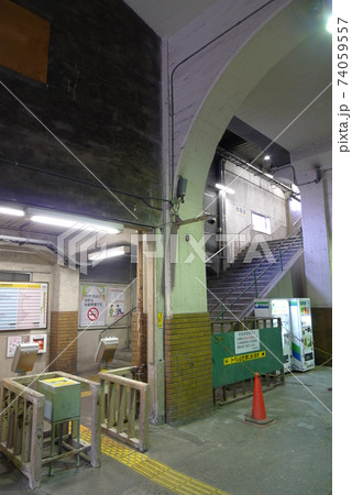 国道駅の改札 74059557