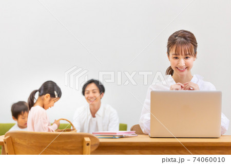 リビングでパソコンを使う女性 リビングでパソコンを使う女性 74060010