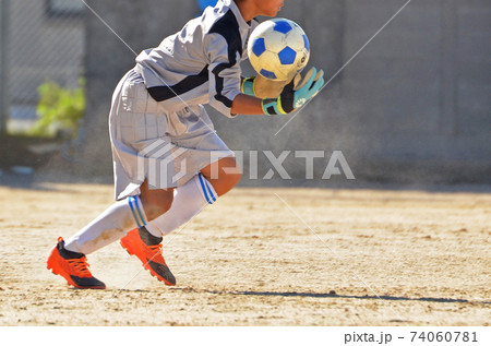 ボールをキャッチするゴールキーパーの写真素材
