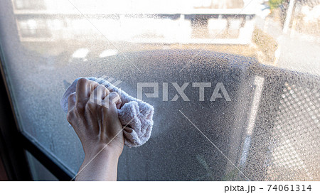 冬の窓の結露対策｜タオルで拭くイメージ 74061314