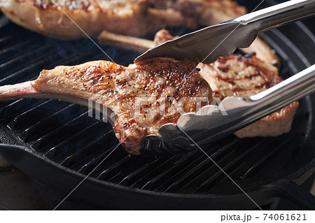 グリルパンでラムチョップを焼く グリルパンでラムチョップを焼く 74061621