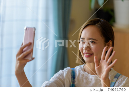 主婦のビデオ通話 74061760