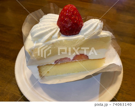 苺ショートケーキ 74063140