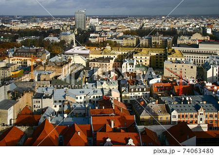 リガ旧市街からラトビア国立歌劇場を望む 74063480