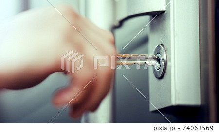 ドアのカギを開ける男性の手 74063569