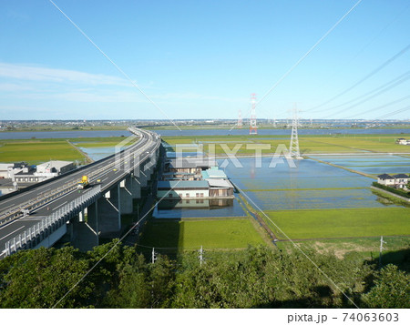 夏の晴れた青空の下 佐原paから雄大な利根川と日本の田園風景 東関東自動車道路を望むの写真素材