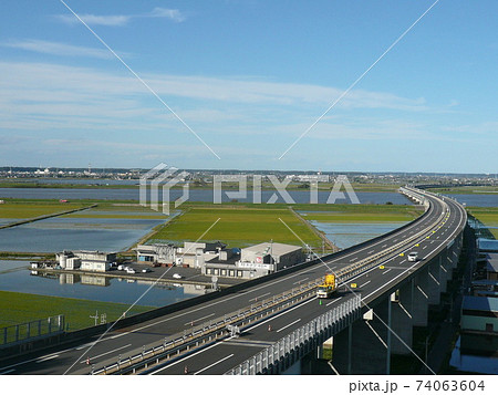 夏の晴れた青空の下 佐原paから雄大な利根川と日本の田園風景 東関東自動車道路を望むの写真素材