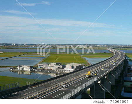 夏の晴れた青空の下 佐原paから雄大な利根川と日本の田園風景 東関東自動車道路を望むの写真素材