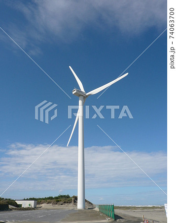 夏の晴れた青空の下、茨城県波崎海岸で雄大に回る風力発電用プロベラ型風車 夏の晴れた青空の下、茨城県波崎海岸で雄大に回る風力発電用プロベラ型風車 74063700
