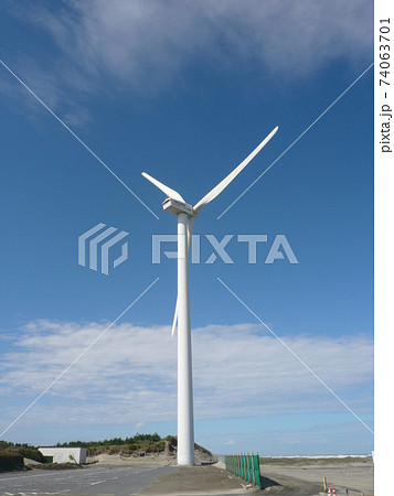 夏の晴れた青空の下、茨城県波崎海岸で雄大に回る風力発電用プロベラ型風車 夏の晴れた青空の下、茨城県波崎海岸で雄大に回る風力発電用プロベラ型風車 74063701