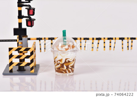 コーヒーカップと踏切の玩具	 74064222