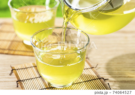 屋外でティータイム　冷茶 74064527