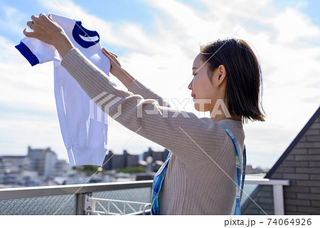 体操着を干す子育てママ 74064926