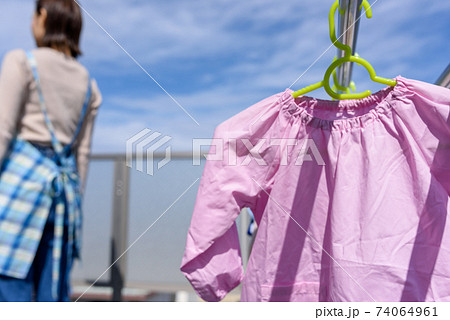 スモックを干す子育て主婦 スモックを干す子育て主婦 74064961