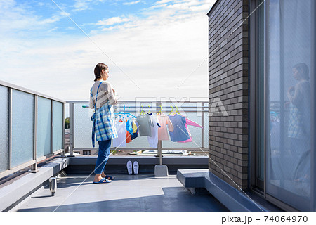 洗濯物を干す主婦 洗濯物を干す主婦 74064970