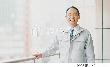 ネクタイに作業服姿の50代日本人男性のカメラ目線笑顔 ネクタイに作業服姿の50代日本人男性のカメラ目線笑顔 74065070