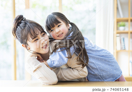 お母さんに甘える子供の写真素材