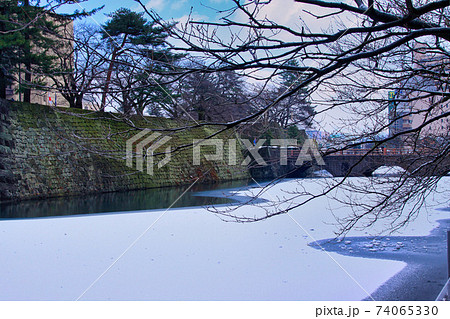 福井県庁、お堀の雪景色ー冬 74065330
