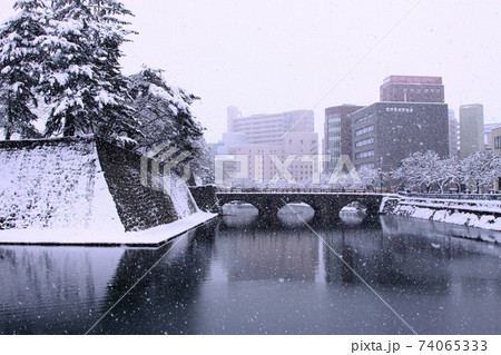 福井県庁、お堀の雪景色ー冬 福井県庁、お堀の雪景色ー冬 74065333